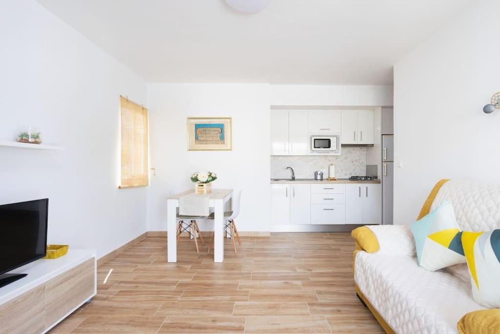Vivienda Vacacional Rosaini Лос Кристианос Экстерьер фото